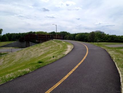 Curve in trail before the bridge